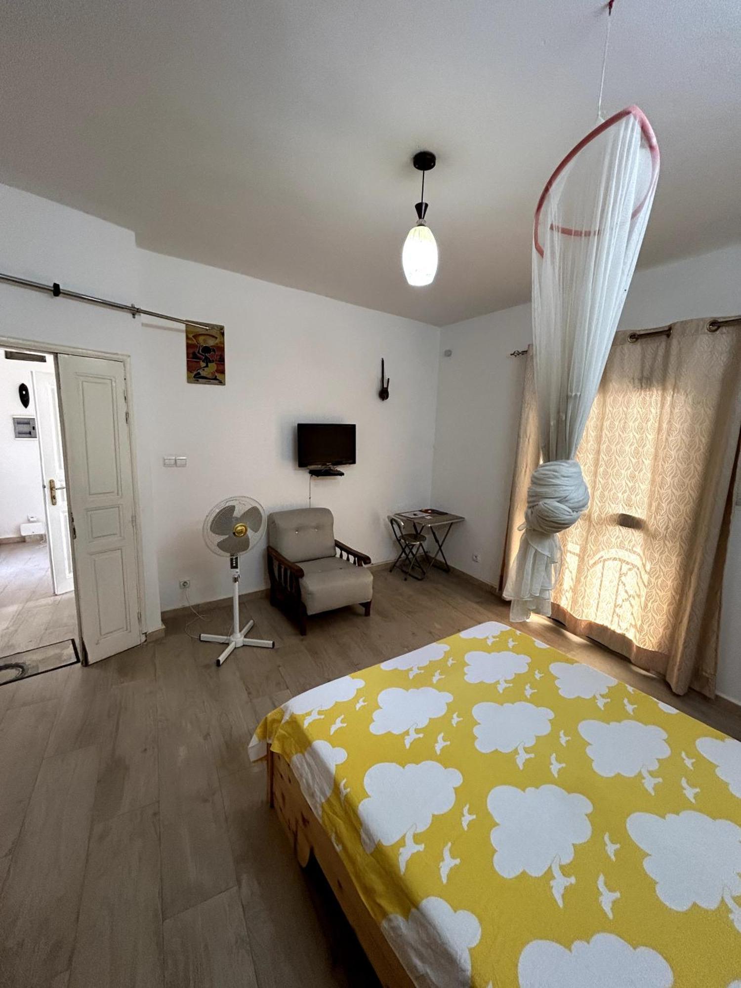 Chambre Spacieuse Avec Balcon - Salle De Bain Exterieure Privee & Breakfast Saint-Louis Bagian luar foto